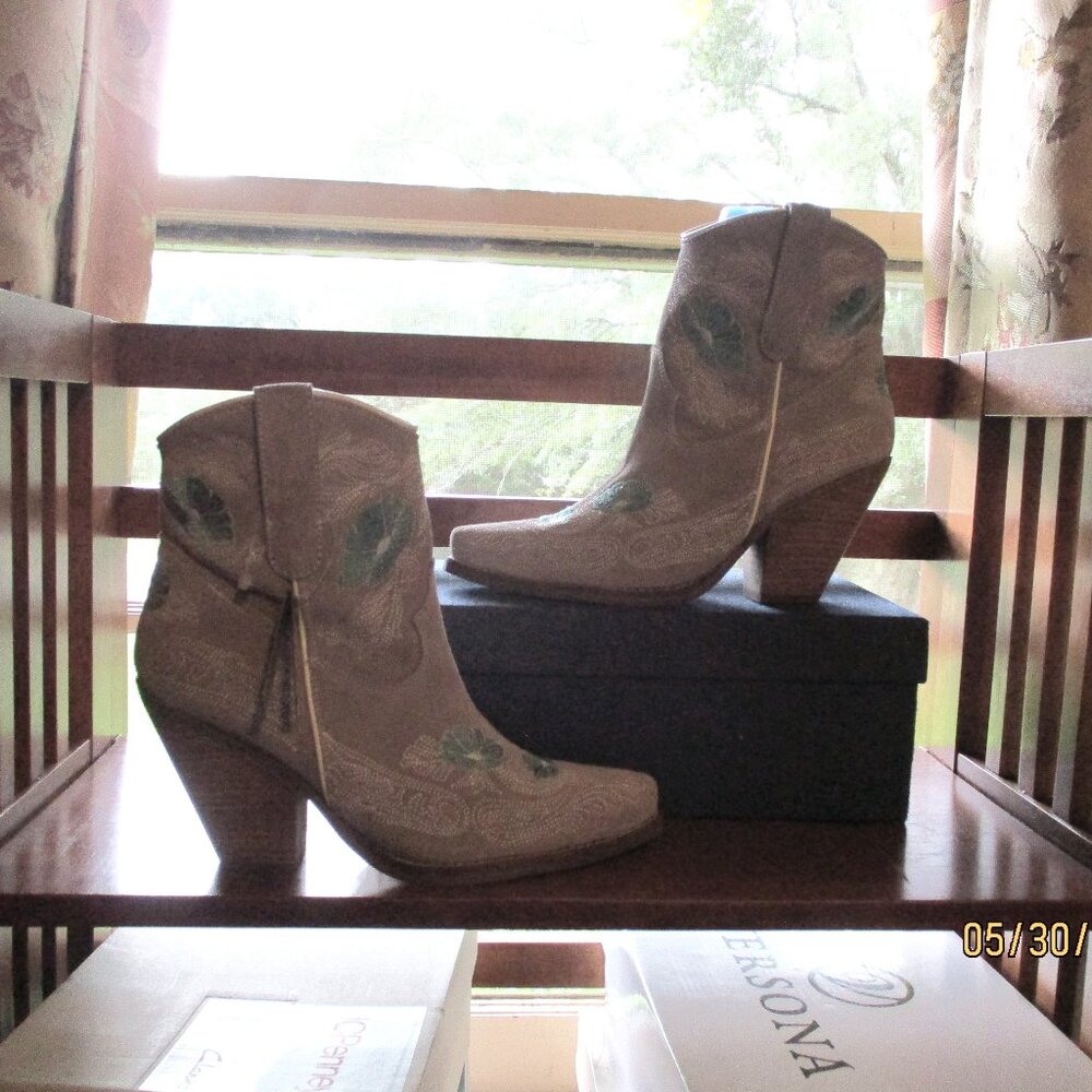 TOOTSIE Cowgirl Boots - Picture 2 of 13